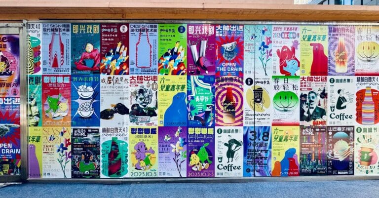 Muro di affissioni pubblicitarie con manifesti colorati in città