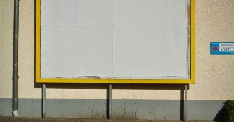 Cartellone pubblicitario vuoto a bordo strada pronto per una campagna outdoor
