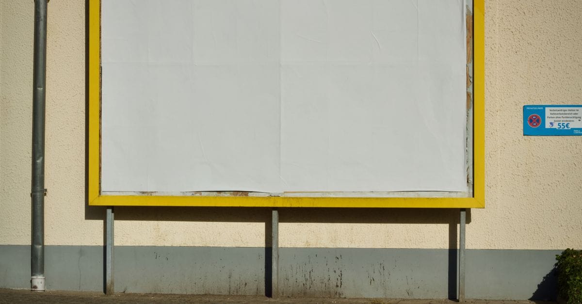 Cartellone pubblicitario vuoto a bordo strada pronto per una campagna outdoor