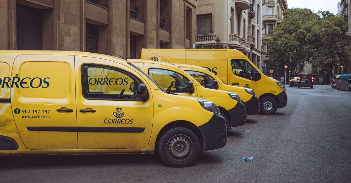 Furgoni aziendali parcheggiati pronti per la decorazione automezzi