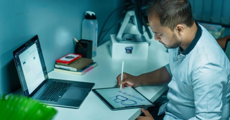 Grafico pubblicitario al lavoro su tavoletta grafica per un progetto di cartellonistica