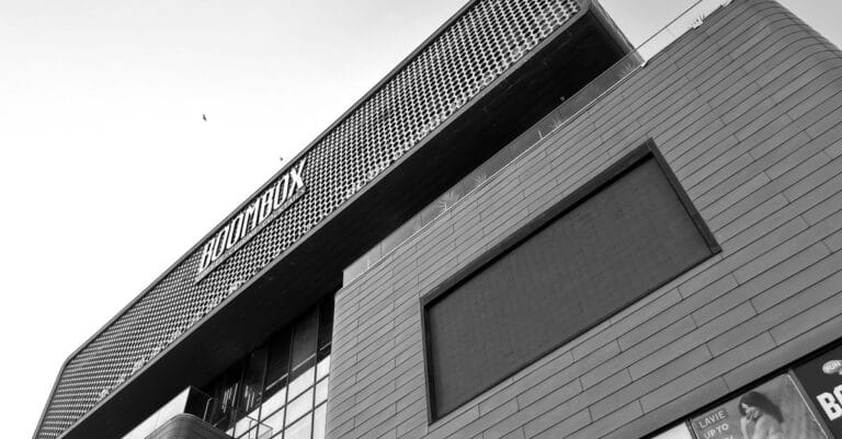 Insegna moderna in lettere scatolate sulla facciata di un edificio contemporaneo