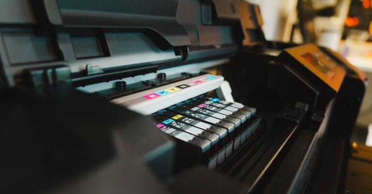 Stampante digitale di grande formato durante la stampa su pannello