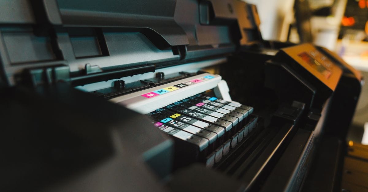 Stampante digitale di grande formato durante la stampa su pannello