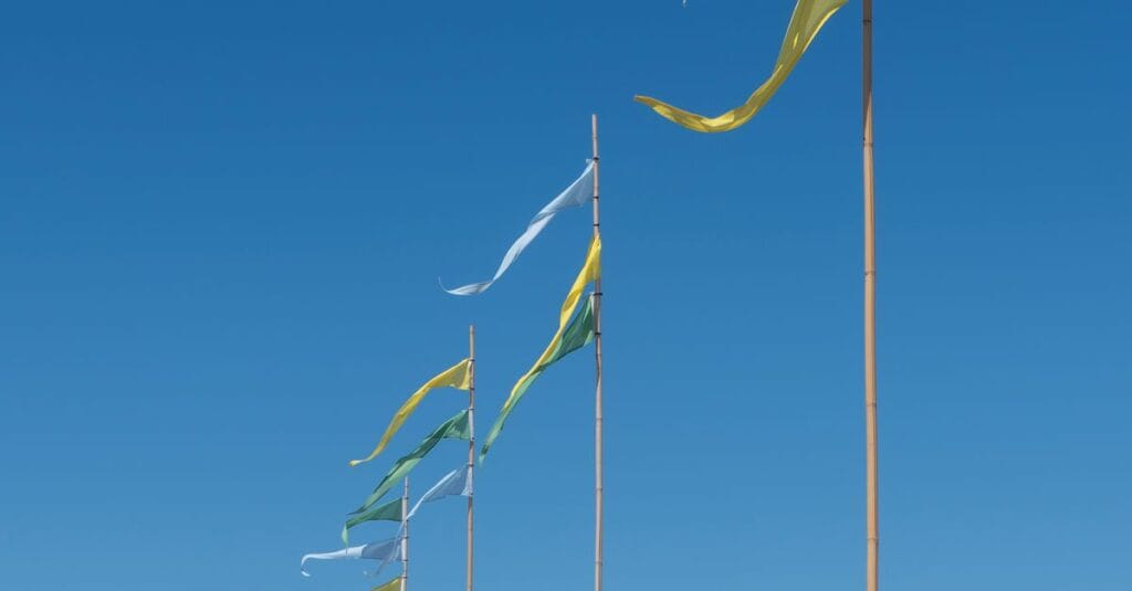 Vele pubblicitarie colorate che sventolano contro il cielo azzurro