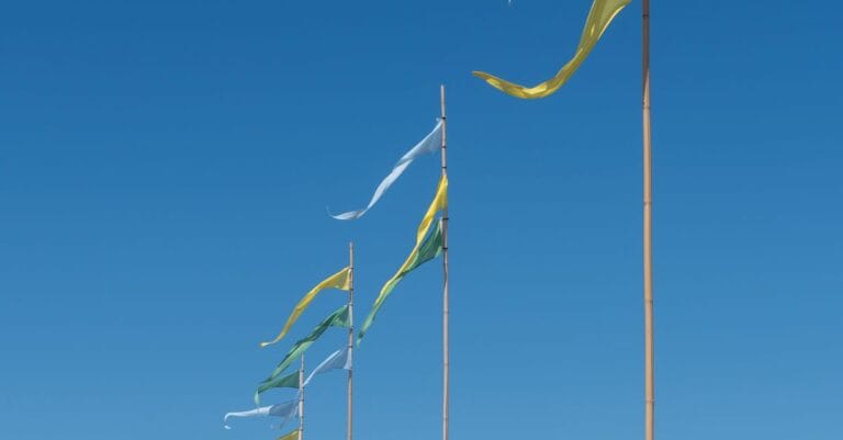 Vele pubblicitarie colorate che sventolano contro il cielo azzurro
