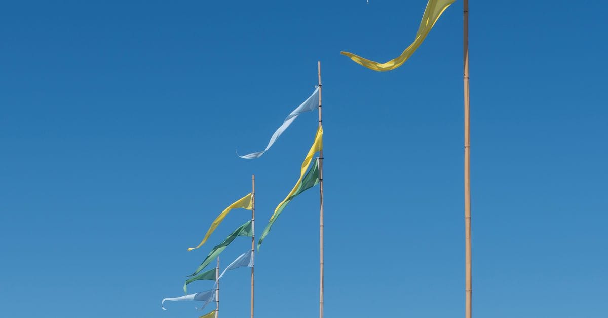 Vele pubblicitarie colorate che sventolano contro il cielo azzurro